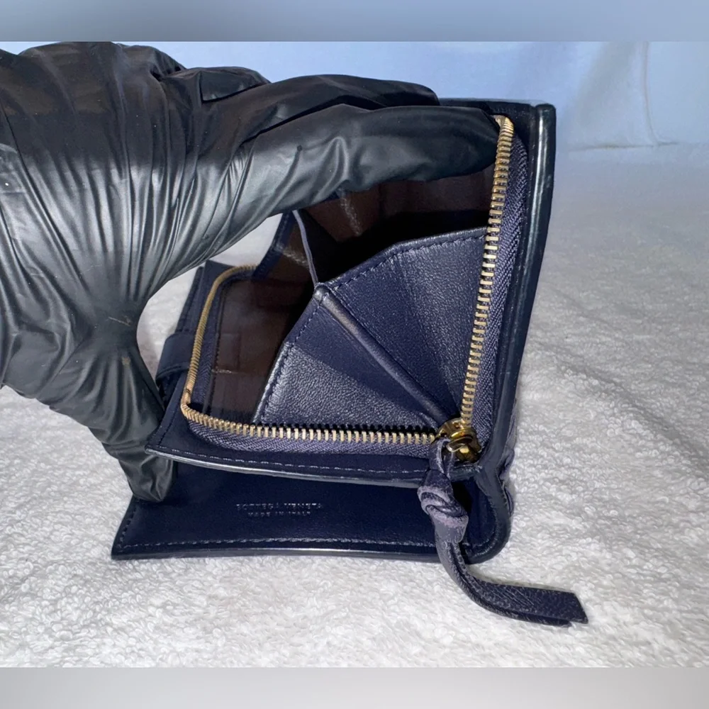 Bottega Veneta Intrecciato Navy Blue Bifold leather wallet, Unisex.